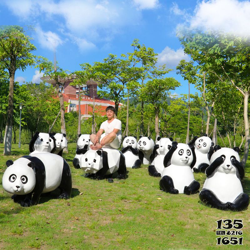 熊猫雕塑-公园草坪一群搞怪玻璃钢熊猫雕塑高清图片