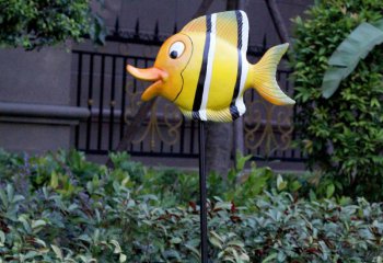 鱼雕塑-游乐场摆放一只插管玻璃钢彩绘鱼雕塑