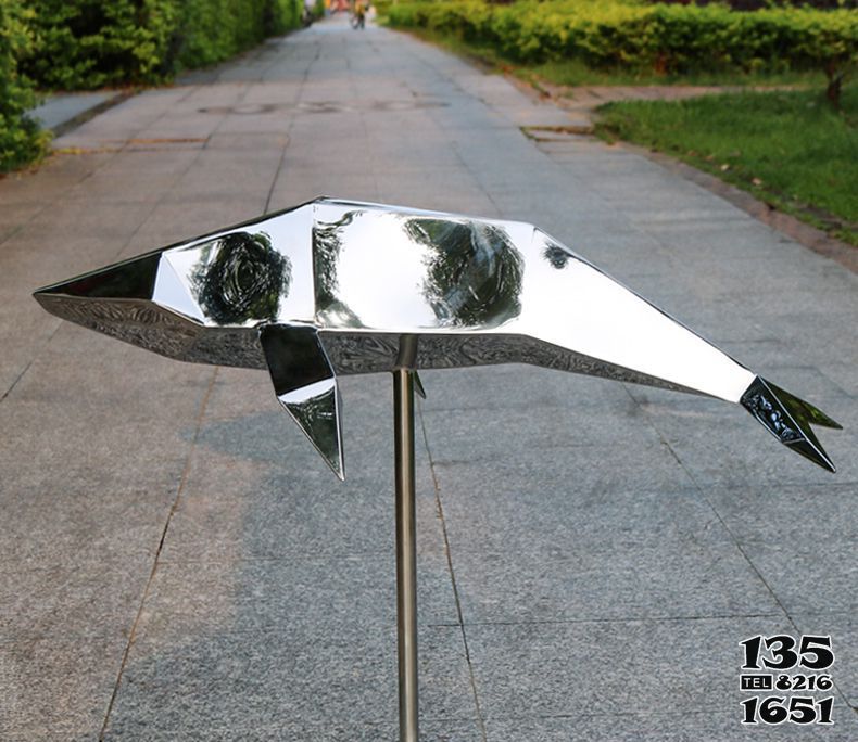 海豚雕塑-小区摆放一只抽象不锈钢海豚雕塑高清图片