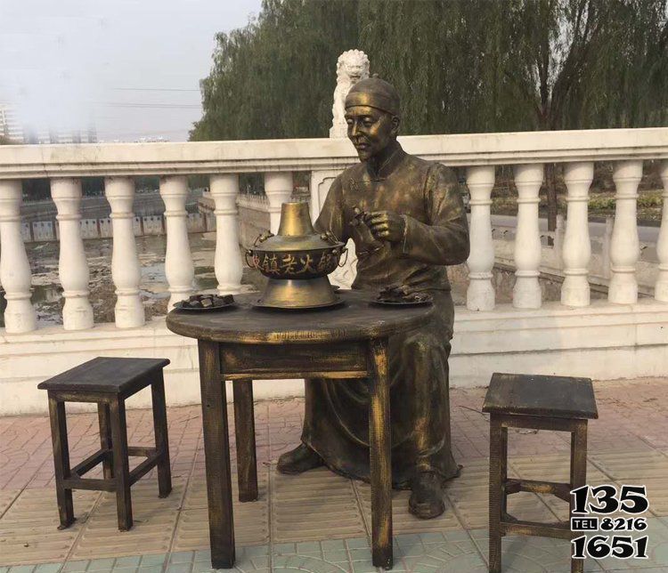 火锅雕塑-花园广场古人吃火锅的玻璃钢鎏金人物仿铜雕塑高清图片