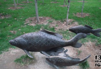 鲤鱼雕塑-公园摆放的一大两小的玻璃钢鲤鱼雕塑