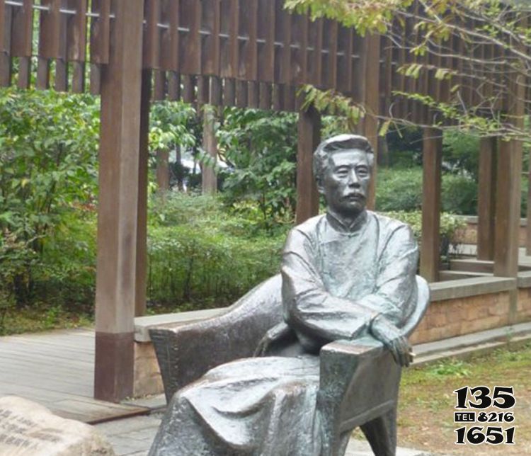 鲁迅雕塑-景区创意不锈钢仿铜坐着的名人鲁迅雕塑高清图片