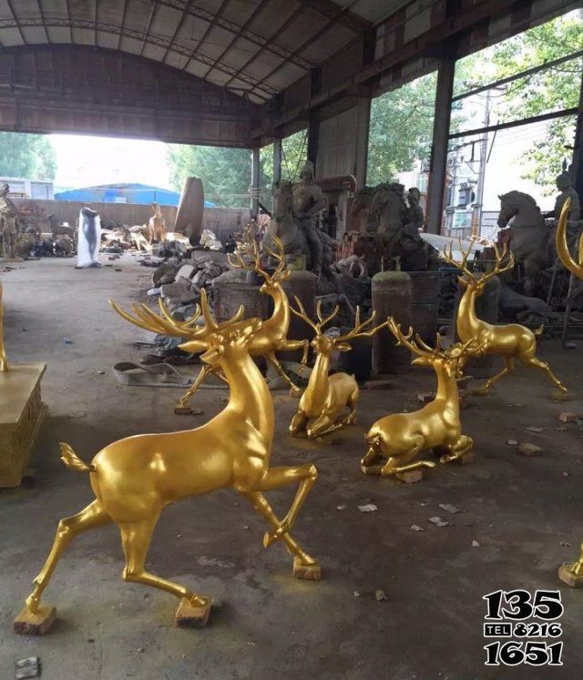 鹿雕塑-不锈钢喷金烤漆创意公园路雕塑高清图片