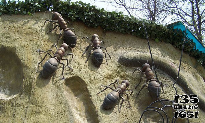 蚂蚁雕塑-小区公园蚂蚁爬墙做旧不锈钢蚂蚁雕塑高清图片