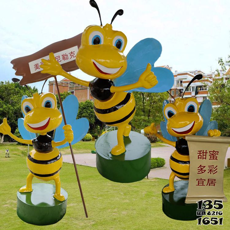 蜜蜂雕塑-体育场草坪摆放三只跳舞玻璃钢蜜蜂雕塑高清图片