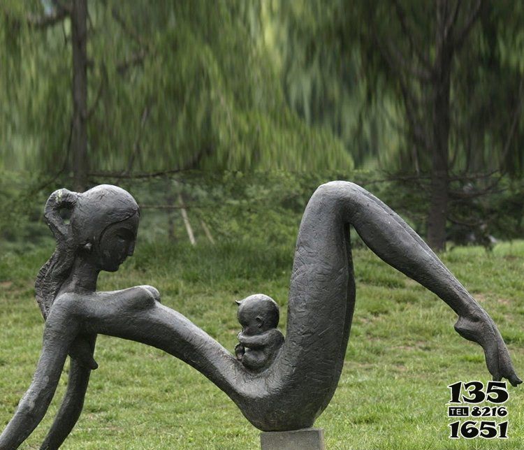母子雕塑-景区创意不锈钢仿铜坐在妈妈肚子上的母子雕塑高清图片