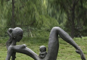 母子雕塑-景区创意不锈钢仿铜坐在妈妈肚子上的母子雕塑