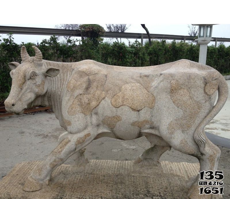 牛雕塑-农场一只大号石雕牛雕塑高清图片