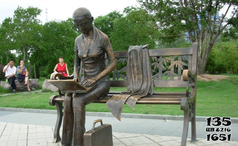 女孩雕塑-公园铜雕坐在长椅上看电脑的女孩雕塑高清图片