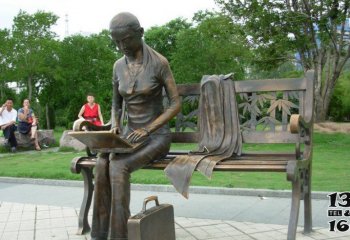 女孩雕塑-公园铜雕坐在长椅上看电脑的女孩雕塑