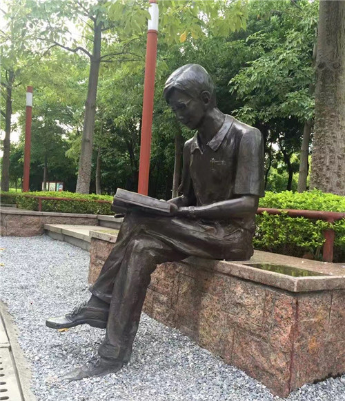人物雕塑-现代广场摆放坐姿看书人物玻璃钢仿铜雕塑高清图片