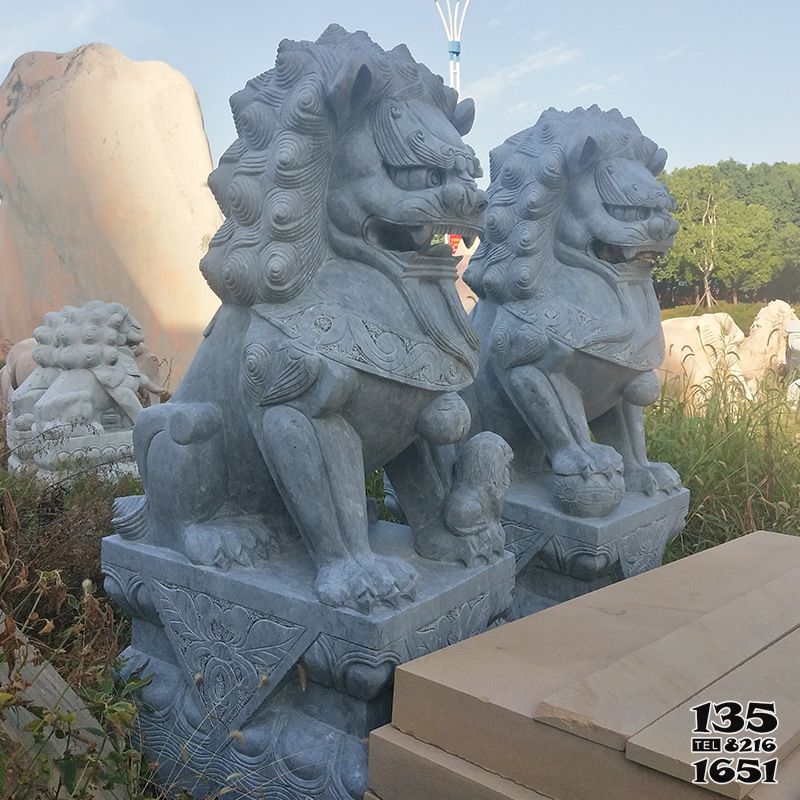狮子雕塑-户外草坪创意一对看大门口的青石狮子雕塑高清图片