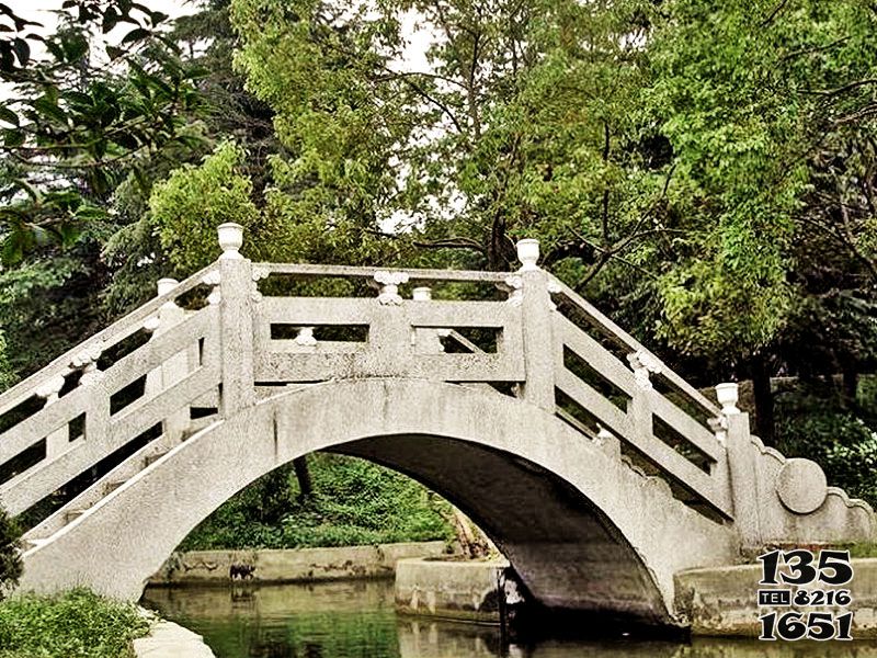 石桥雕塑-园林水景大理石拱桥镂空栏杆雕塑高清图片