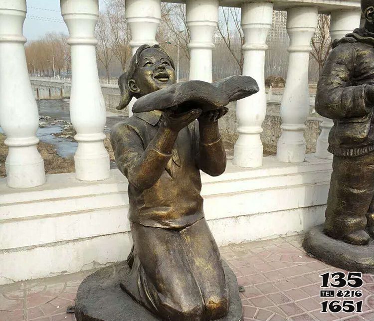 书雕塑-公园创意不锈钢仿铜跪着的女孩看书雕塑高清图片