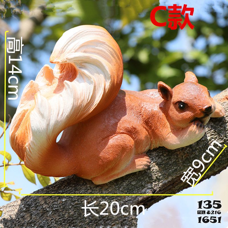松鼠雕塑-树枝上一只找食物的树脂松鼠雕塑高清图片