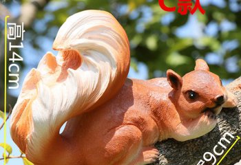 松鼠雕塑-树枝上一只找食物的树脂松鼠雕塑