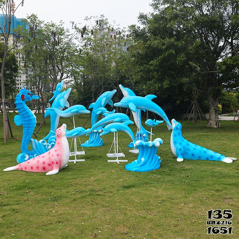 海豚雕塑-花园景区摆放一群蓝色跳跃的玻璃钢海豚雕塑高清图片