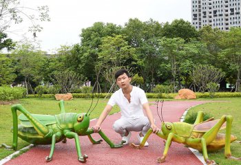 蝗虫雕塑-游乐场草坪仿真玻璃钢蝗虫雕塑