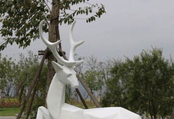 梅花鹿雕塑-公园草坪卧着的玻璃钢几何梅花鹿雕塑
