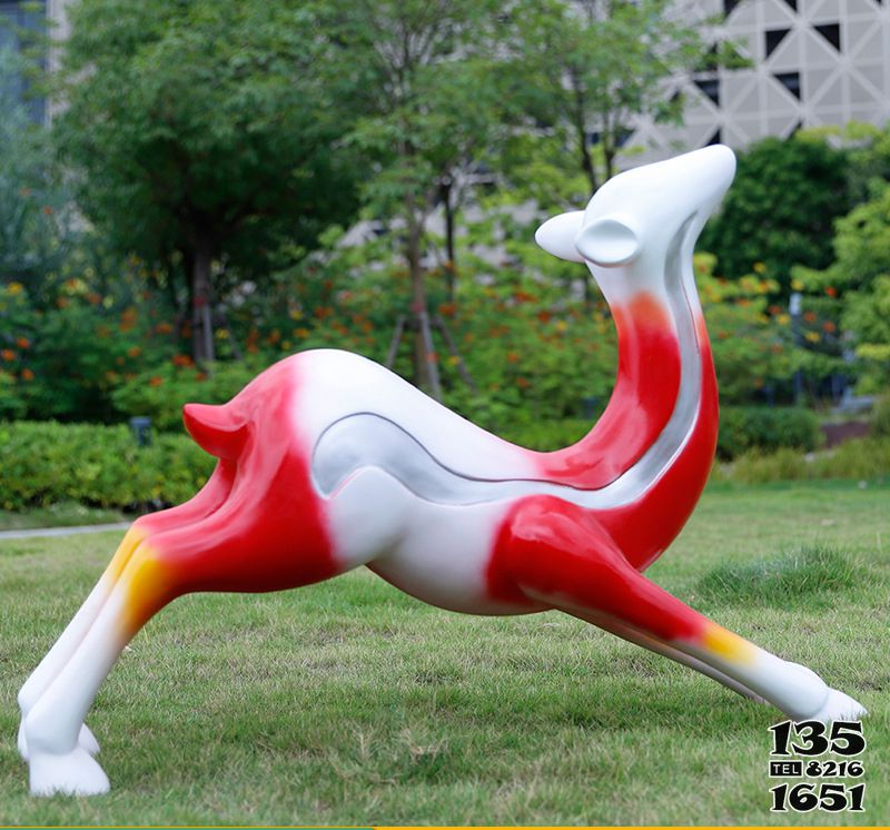 梅花鹿雕塑-公园草坪上伸懒腰的红色玻璃钢梅花鹿雕塑高清图片