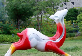 梅花鹿雕塑-公园草坪上伸懒腰的红色玻璃钢梅花鹿雕塑