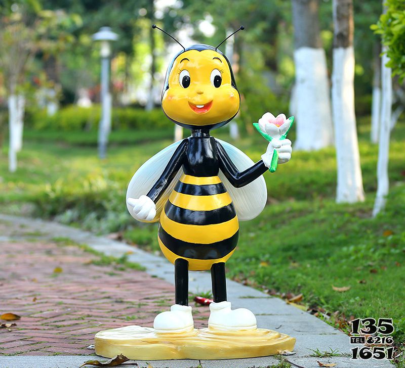 蜜蜂雕塑-农场湖边手拿花朵卡通玻璃钢蜜蜂雕塑
