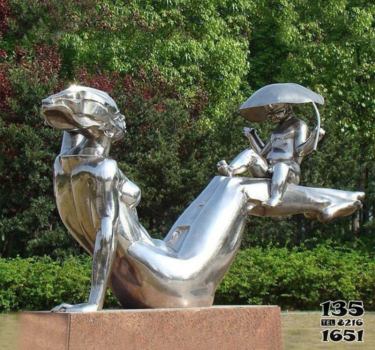 母子雕塑-景区不锈钢坐在妈妈腿上的母子雕塑高清图片