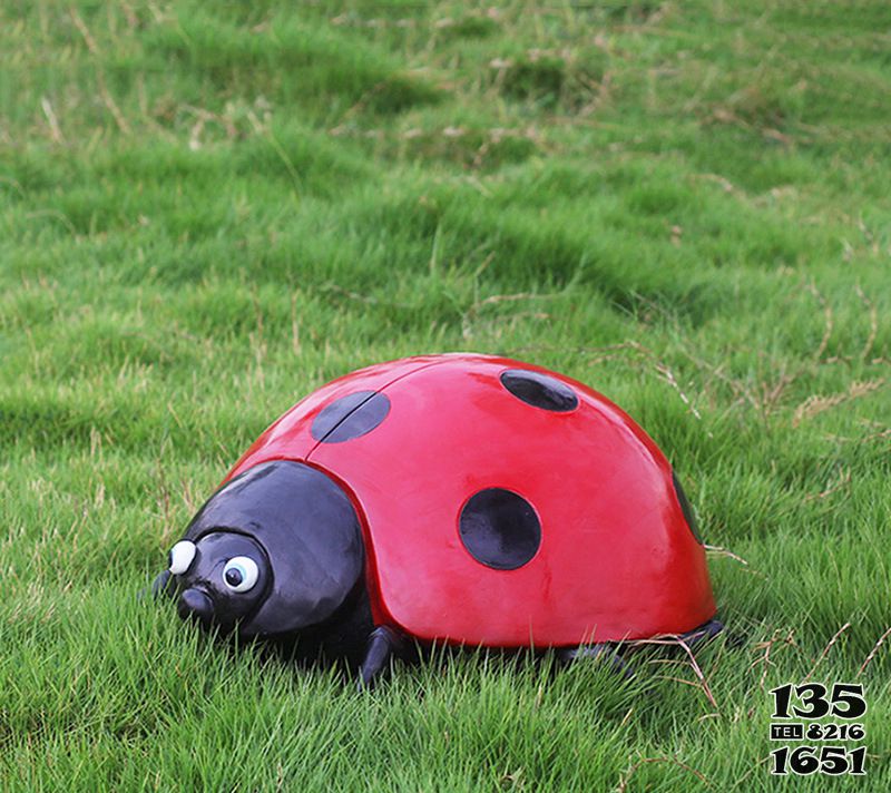 瓢虫雕塑-草地上摆放的红色迷你玻璃钢彩绘瓢虫雕塑高清图片