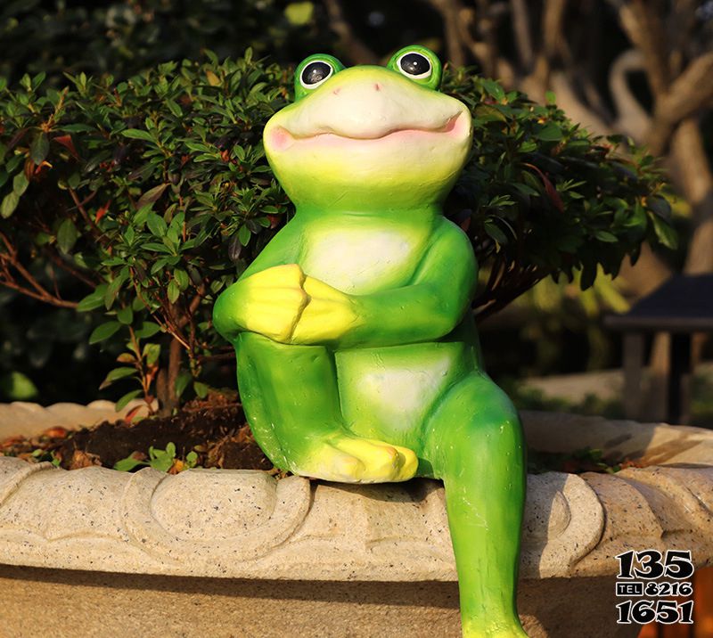 青蛙雕塑-花园彩绘玻璃钢青蛙雕塑高清图片