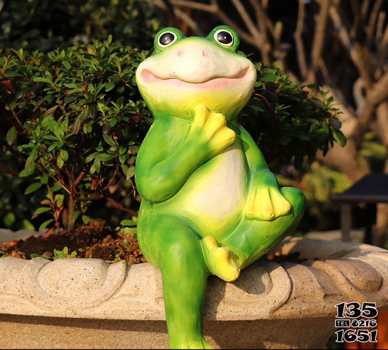 青蛙雕塑-庭院彩绘玻璃钢青蛙雕塑高清图片