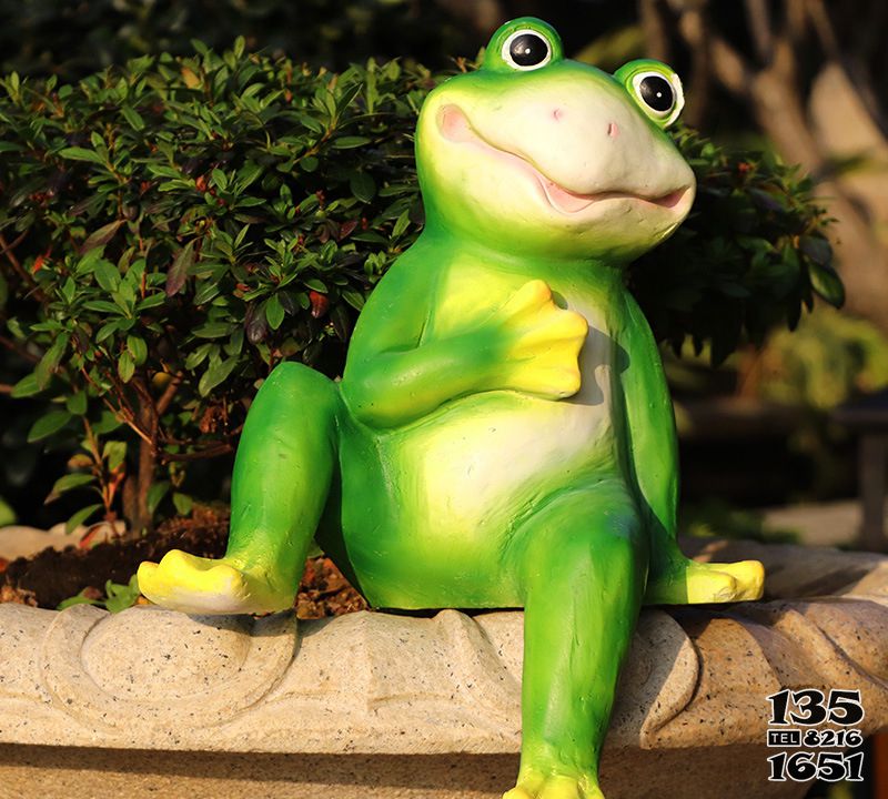 青蛙雕塑-商场彩绘玻璃钢青蛙雕塑高清图片