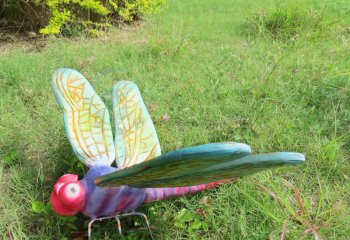 蜻蜓雕塑-小学儿童乐园摆放卡通玻璃钢蜻蜓雕塑