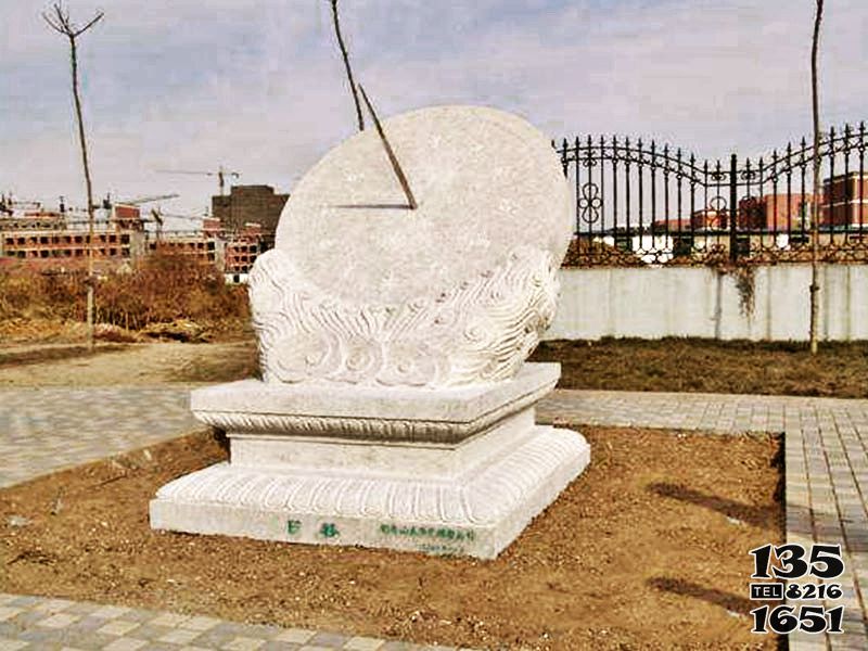 日晷雕塑-公园大型汉白玉景观计时器日晷雕塑高清图片