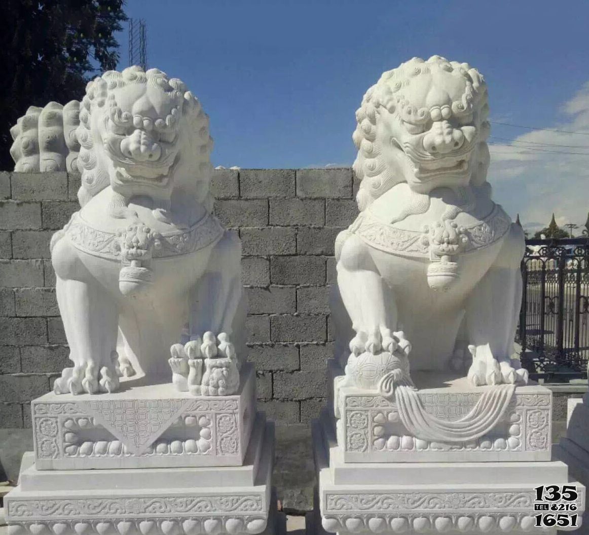 狮子雕塑-庭院别墅汉白玉石雕一对家用大门口的狮子雕塑高清图片