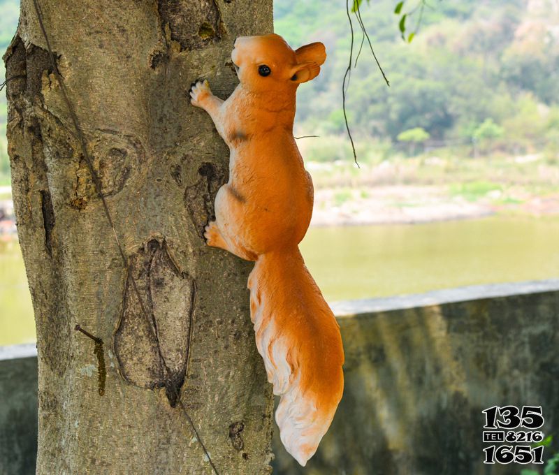 松鼠雕塑-动物园一只爬树的玻璃钢松鼠雕塑高清图片