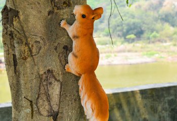 松鼠雕塑-动物园一只爬树的玻璃钢松鼠雕塑