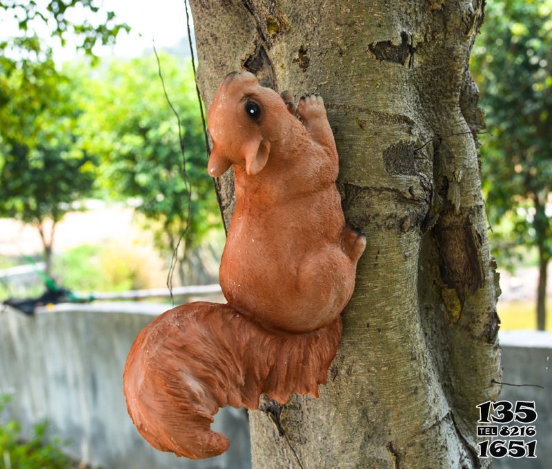 松鼠雕塑-公园一只树上爬行的玻璃钢松鼠雕塑高清图片