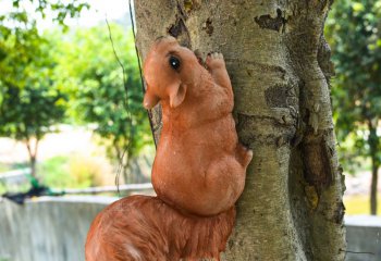 松鼠雕塑-公园一只树上爬行的玻璃钢松鼠雕塑