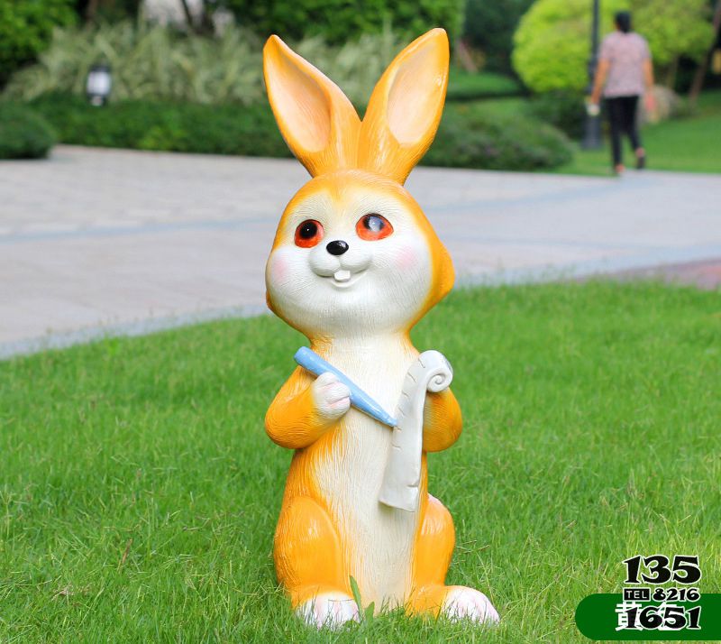 兔子雕塑-草坪摆放一只黄色树脂兔子雕塑高清图片