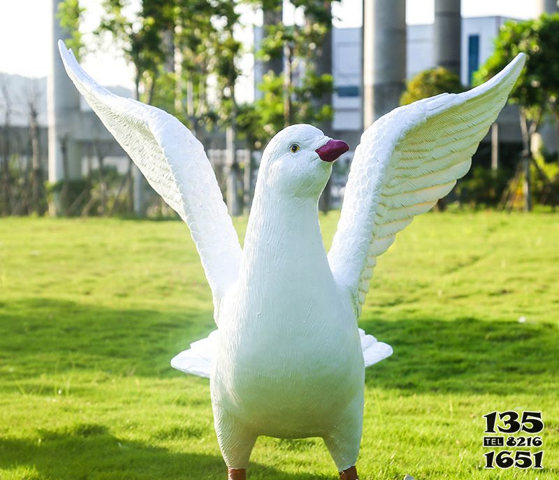 鸽子雕塑-草坪公园玻璃钢仿真动物鸽子雕塑高清图片