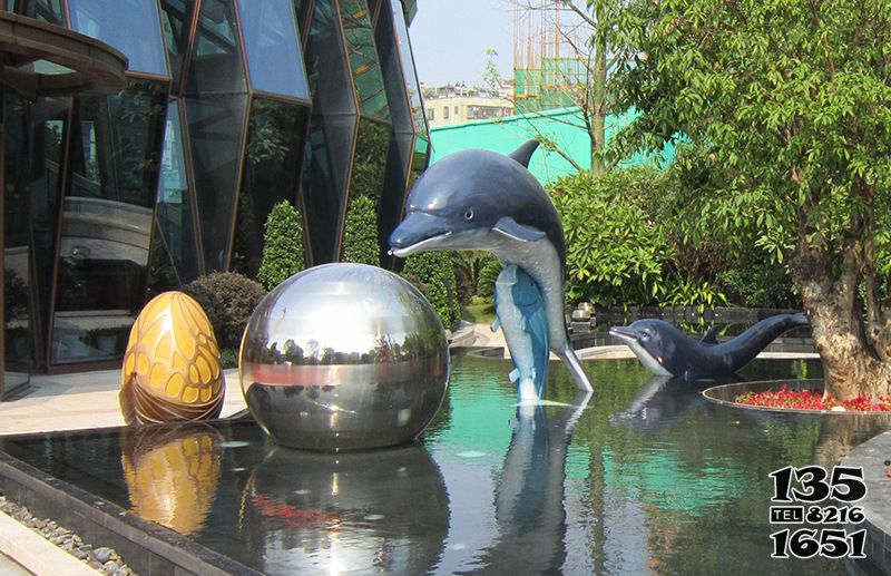 海豚雕塑-商厦水池中一大一小不锈钢海豚雕塑高清图片