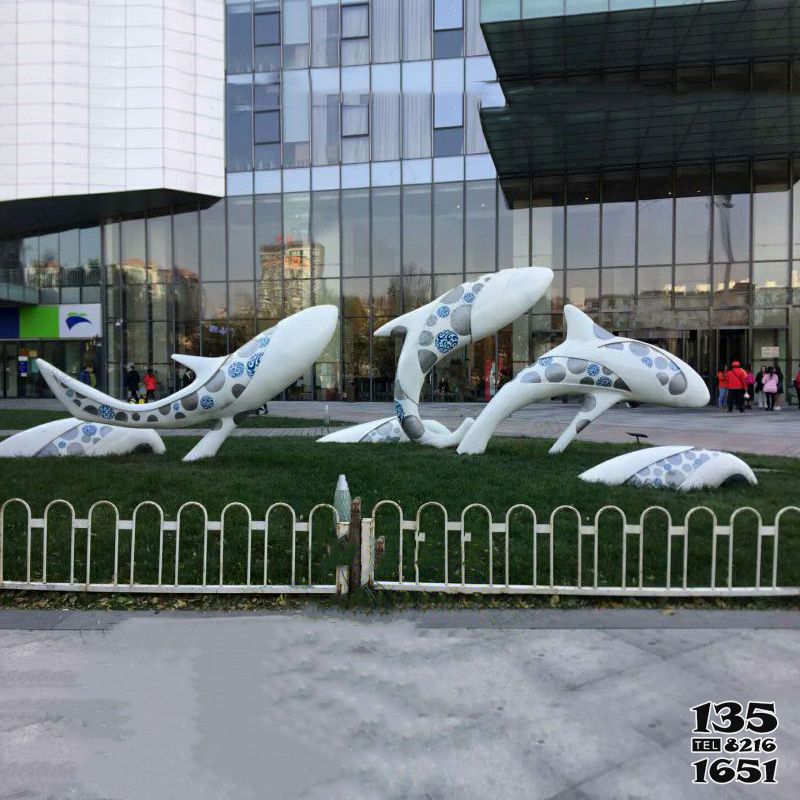 海豚雕塑-商厦草坪一群跳跃的不锈钢海豚雕塑高清图片