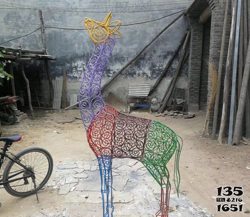鹿雕塑-不锈钢镂空创意铁艺彩色鹿雕塑高清图片