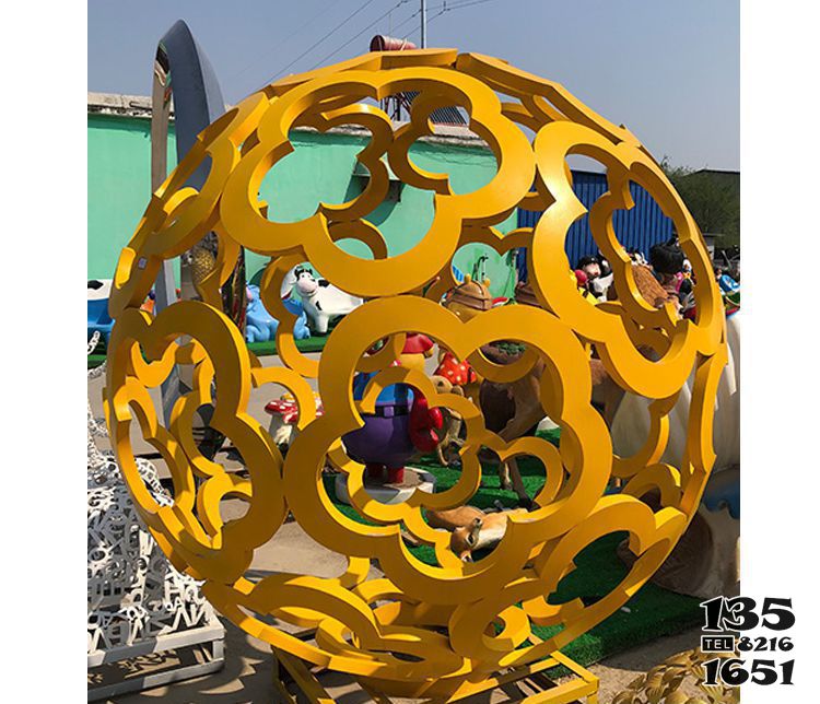 镂空球雕塑-户外创意不锈钢花环造型镂空球雕塑高清图片