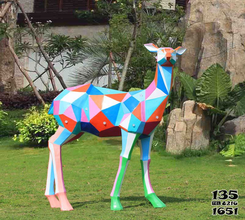 鹿雕塑-公园树脂彩绘几何鹿鹿雕塑高清图片