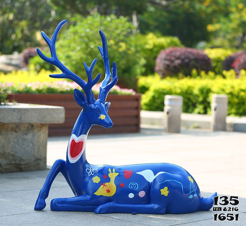 梅花鹿雕塑-户外街道大型景观一只卧着的玻璃钢蓝色梅花鹿雕塑高清图片