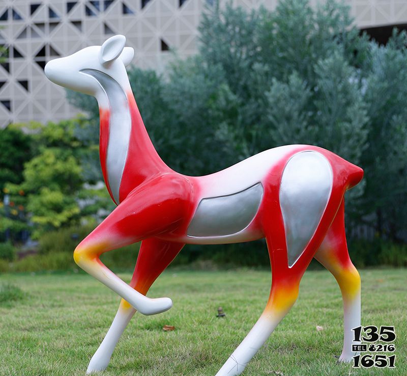 梅花鹿雕塑-户外园林景观装饰品玻璃彩绘行走的梅花鹿雕塑高清图片