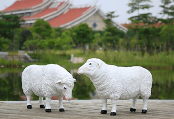 绵羊雕塑-湖边摆放的两只玻璃钢仿真绵羊雕塑