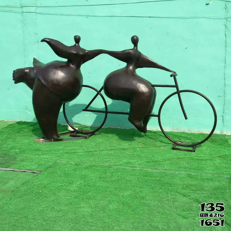 女孩雕塑-景区创意铜雕骑车的胖女孩雕塑高清图片