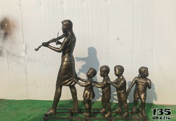 琴雕塑-幼儿园一群孩子拉着一位拉小提琴的老师石雕琴雕塑